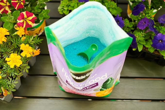 Miracle-Gro Water Soluble Bloom Booster Flower Food, Plant Food for Annual and Perennial Flowers, In-Ground and Container Plants, Roses, Hydrangeas, Hibiscus, 5.5 lb.